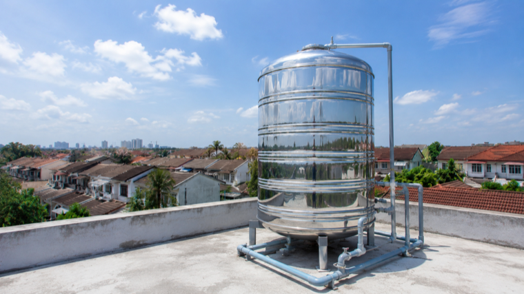 Tangki air King Kong stainless steel 1000L di bumbung rumah kawasan perumahan